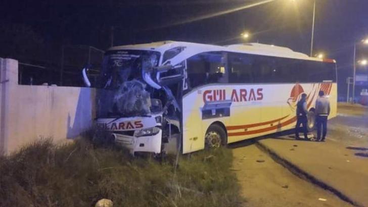 TIR'la çarpışan otobüs, öğrenci yurdunun duvarına çarptı: 3 yaralı