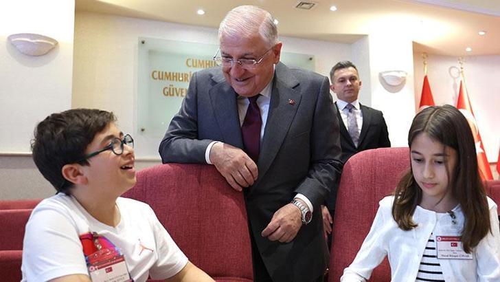 Bakan Güler, şehit ve gazi çocuklarının bayramını kutladı