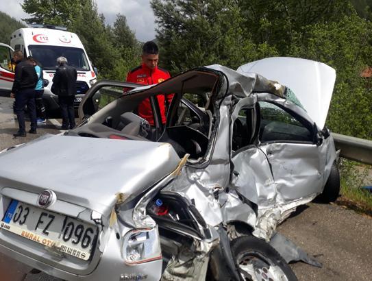 Otobüsle otomobil çarpıştı: 1 ölü