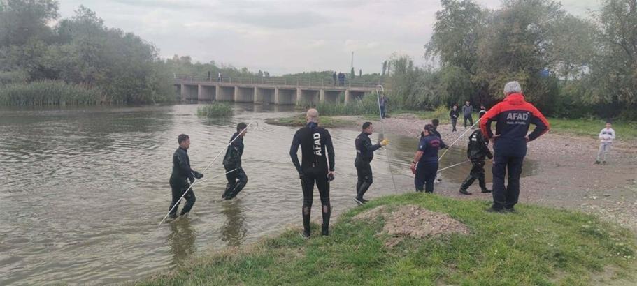 Ayağı kayıp çaya düşerek boğuldu