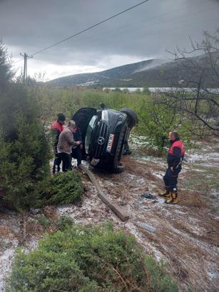 Minibüs bahçeye uçtu: 1 ölü, 8 yaralı