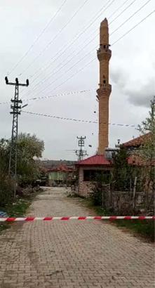 Depremde hasar gören minare, kontrollü olarak yıkıldı