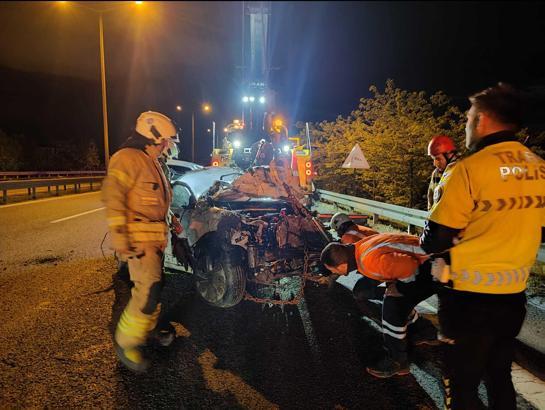 İstanbul - Eyüpsultan’da bariyerleri aşan otomobil ağaca çarptı: 1 yaralı