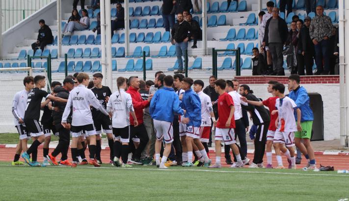 U16 grup maçında saha karıştı