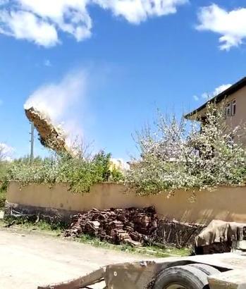 Tokat'taki depremde hasar gören minare, kontrollü olarak yıkıldı