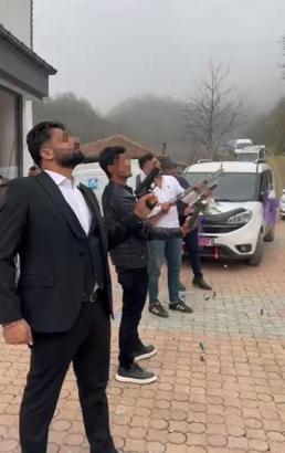 Tabanca ve pompalı tüfeklerle havaya ateş açıp, sosyal medyada paylaştılar