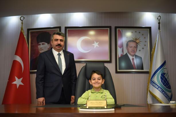 Yıldırım Belediye Başkanı Yılmaz, koltuğunu çocuklara devretti