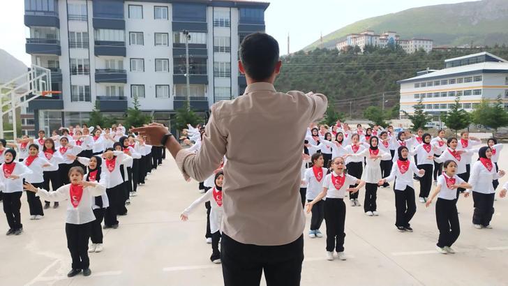 100. yılda 100 öğrenciden işaret dili ile 23 Nisan kutlaması