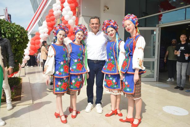 Dünya çocukları Yenişehir Belediyesinin 23 Nisan kutlamalarında buluştu