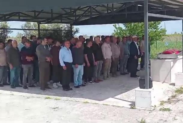 Elektrik direğine çarpan minibüste ölen 3 çocuk annesi toprağa verildi