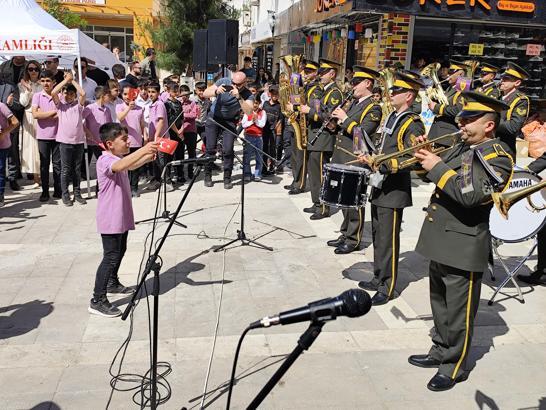 Silopi’de çocuklar askeri bando yönetip, şarkılar söyledi