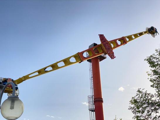 Lunaparkta çalışan Mustafa, başına çarpan oyuncakla ağır yaralandı