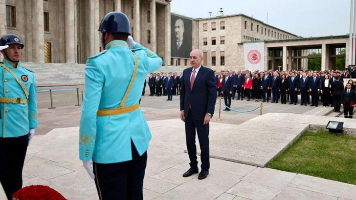 Kurtulmuş, TBMM'deki Atatürk Anıtı'na çelenk bıraktı