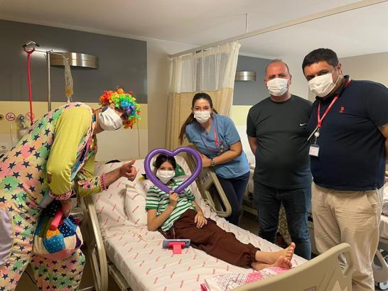 Kemik iliği nakli olan ve nakil bekleyen çocuklara 'palyaço' sürprizi