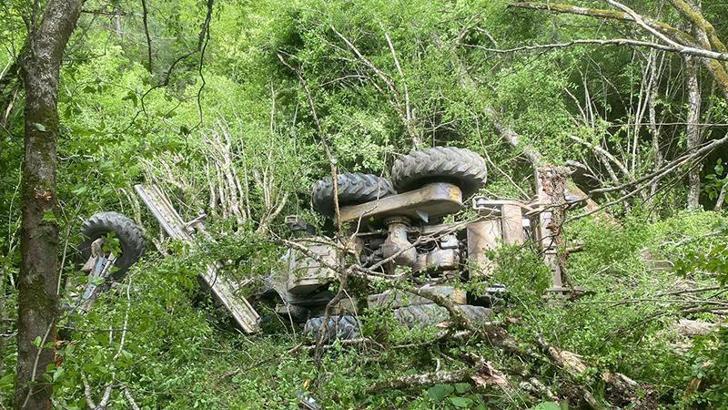 50 metreden yuvarlanan iş makinesinin operatörü ağır yaralandı