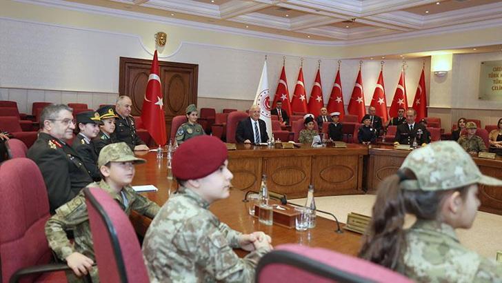 Bakan Güler, TRT Çocuk Korosu ile bir araya geldi