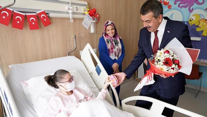 Bakan Tekin, hastanedeki çocukların bayramını kutladı
