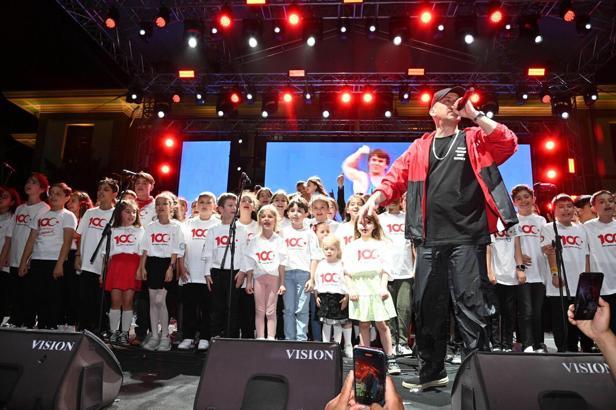 Norm Ender Manisa'da sahne aldı