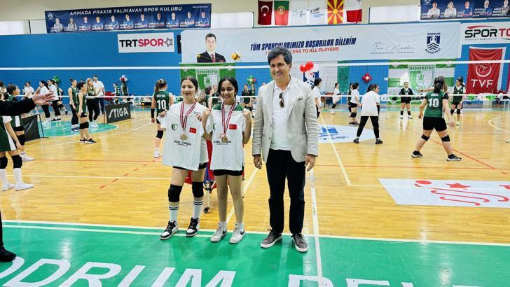 Bodrum'da minik sporcular voleybol şenliğinde eğlendi