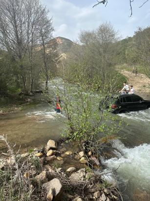 Derede ciple geçerken mahsur kaldılar; ‘sunroof'tan çıkıp kurtuldular