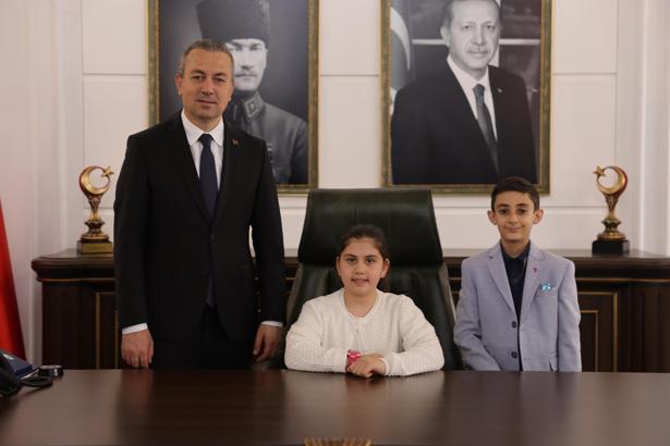 Başkan Uzun makamını Karakuş'a devretti