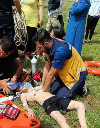 Boğulma tehlikesi geçiren 2 çocuğu mahalleli kurtardı