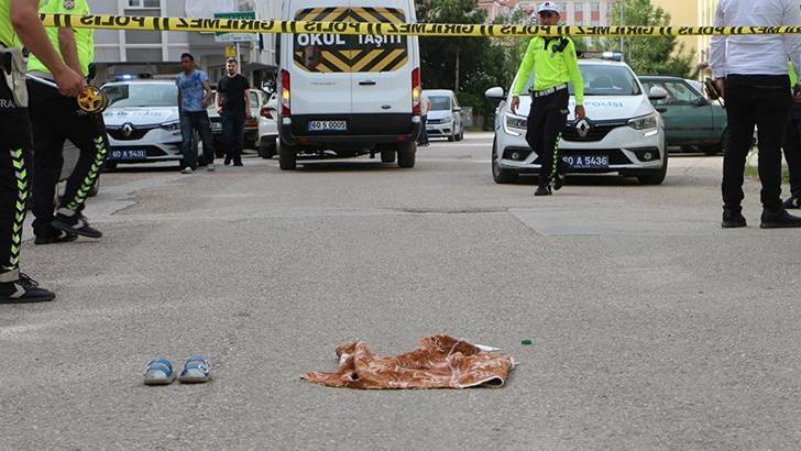 Servis minibüsünün çarptığı 3 yaşındaki çocuk hayatını kaybetti