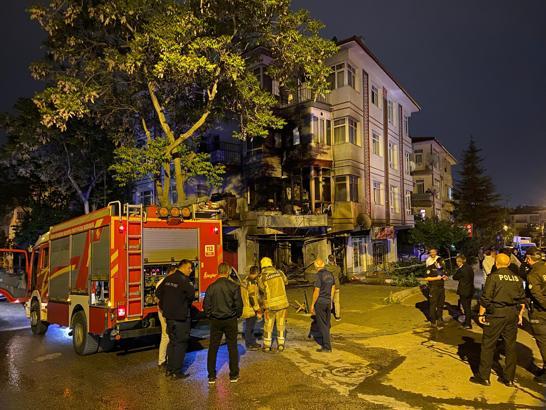 Bakkal dükkanında başlayan yangın, üst kattaki dairelere sıçradı