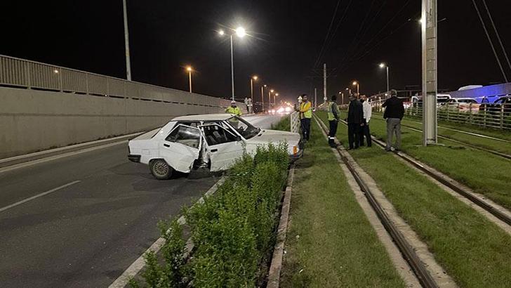 Kayseri'de otomobil, tramvay yoluna girdi: 2 yaralı