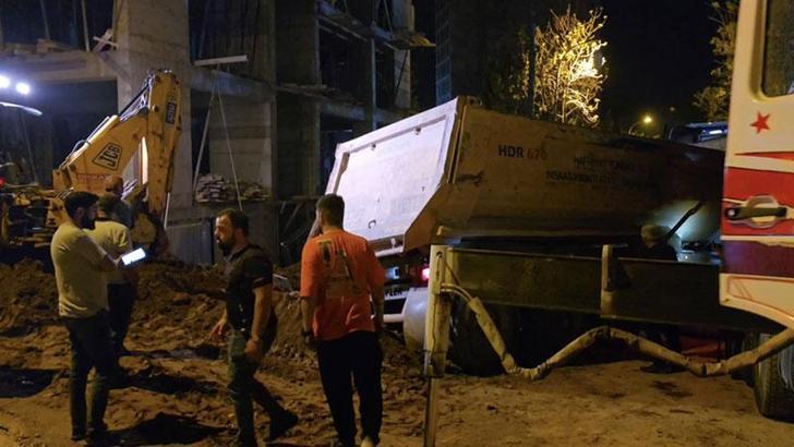 Kartal'da devrilen hafriyat kamyonunun altında kalan işçi öldü