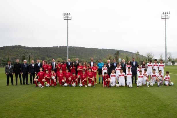 Öğrenciler, A Milli Takım'ın eski yıldızlarıyla maç yaptı
