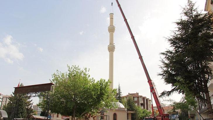 Fırtınada hasar gören minarenin sökümüne başlandı