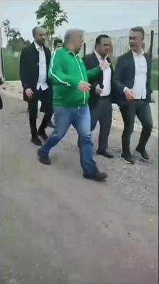 Kendini yere atan meclis üyesi, görevinden ve partisinden istifa etti