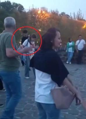 Halay çekerken çalınan telefonunu bulan polise İtalyan öğrenci Linda'dan teşekkür