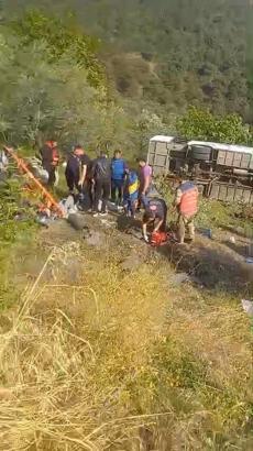 Pamukova'da, geziden dönen üniversitelilerin taşındığı midibüs şarampole devrildi: 12 yaralı