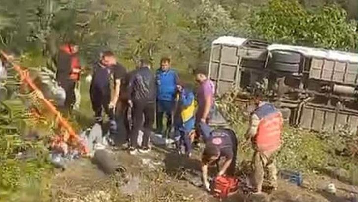 Pamukova'da, geziden dönen üniversitelilerin taşındığı midibüs şarampole devrildi: 12 yaralı