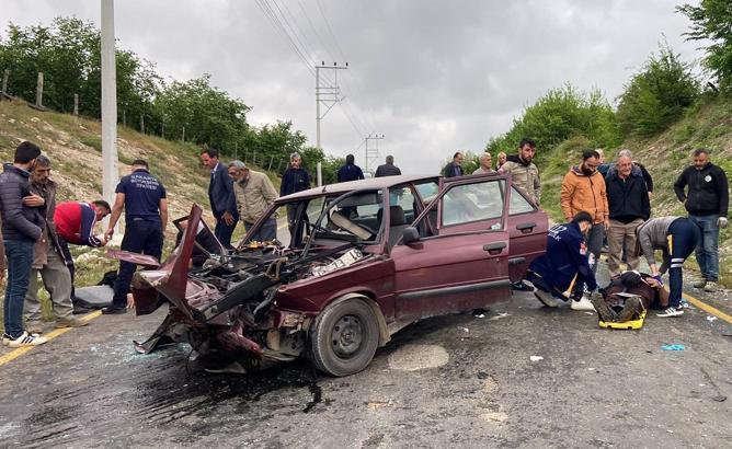 Otomobille hafif ticari araç kafa kafaya çarpıştı: 1 ölü, 3 yaralı