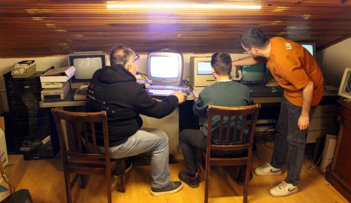 Üniversite öğrencileri, teknoloji evrimini eski bilgisayarlarla öğreniyor