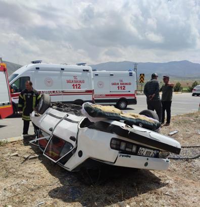 Otomobil, TIR'la çarpışıp takla attı:4 yaralı