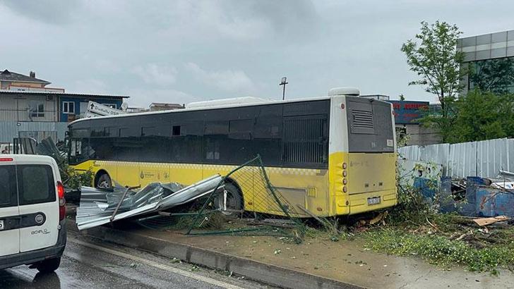Ümraniye'de İETT otobüsü iş yerinin bahçesine girdi