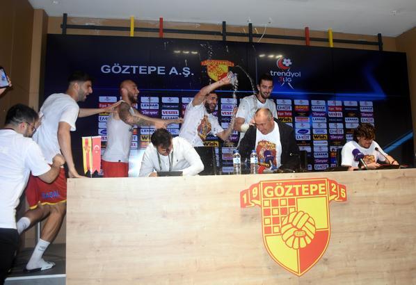 Göztepe'de Stanimir Stoilov'a ıslak kutlama