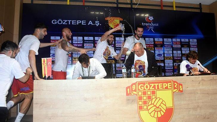 Göztepe'de Stanimir Stoilov'a ıslak kutlama