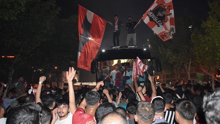 2’nci lige yükselen Batman Petrolspor'u taraftarlar kentte coşkuyla karşıladı