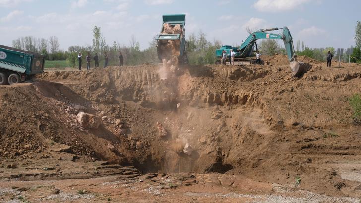 Konya'da Çarşamba Çayı tabanında çok sayıda obruk ve yarık oluştu;  su başka kanala aktarıldı