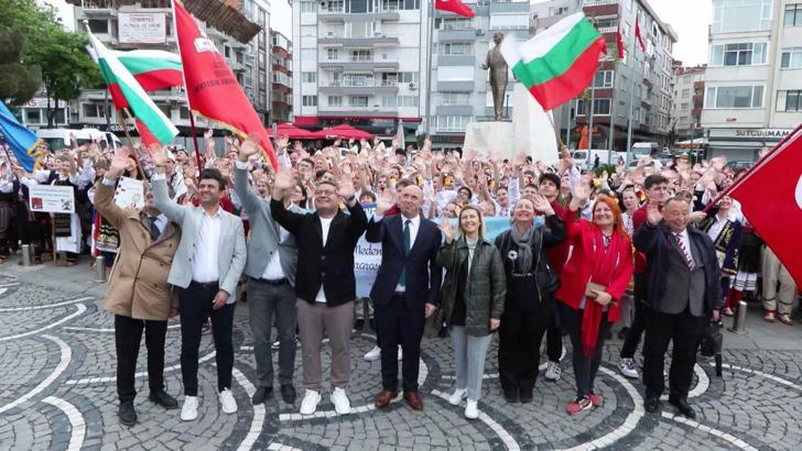 Medeniyetler Buluşması temasıyla 3 ülkeden 400 dansçı halk oyunları gösterisi sergiledi