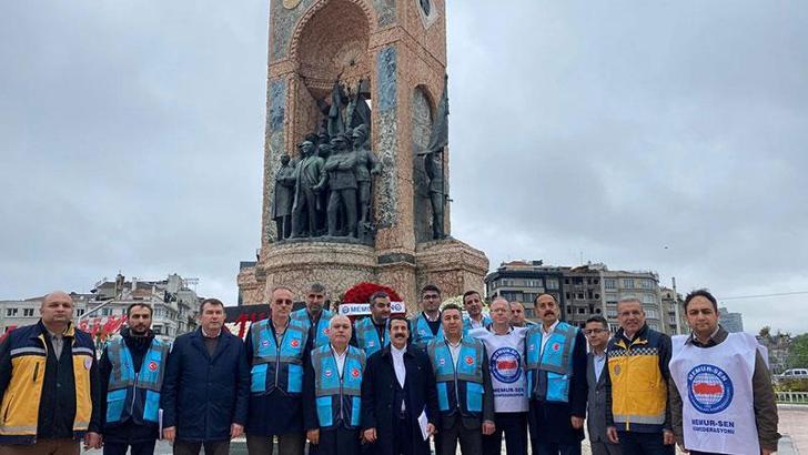Memur-Sen Taksim Meydanı’na çelenk bıraktı