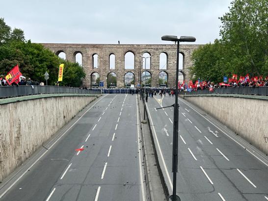 İstanbul - Saraçhane'de kaldırım taşı atılan çok sayıda polis yaralandı