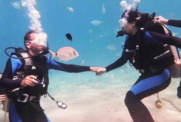 Fethiye'de su altında 'tektaş' ile sürpriz evlilik teklifi