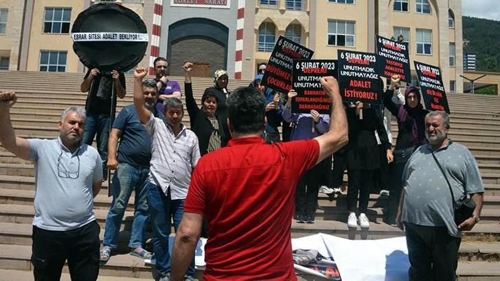 Ebrar Sitesi’nde ölenlerin yakınları adliyeye siyah çelenk bıraktı