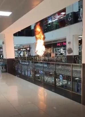 AVM tavanında alev alan avize, zemine düştü